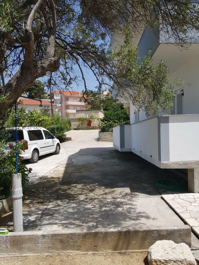 Apartment Valeria Lopar Esterno foto
